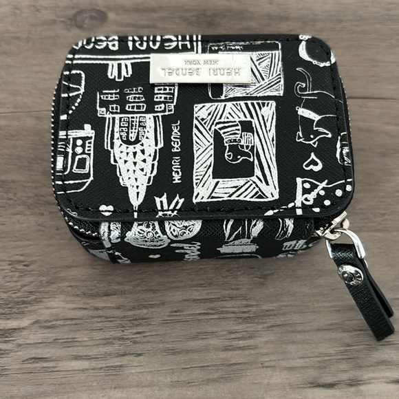 Henri Bendel small zip around pouch (zipper is hard to zip) - Picture 2 of 9